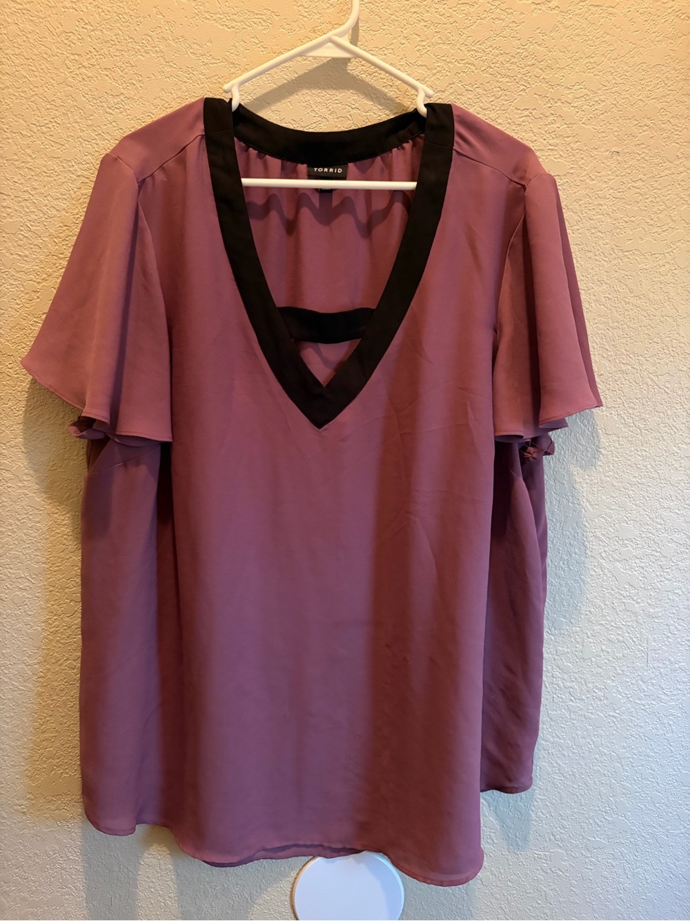 torrid Dusty Mauve V-Neck Flutter Sleeve Top with Black Trim